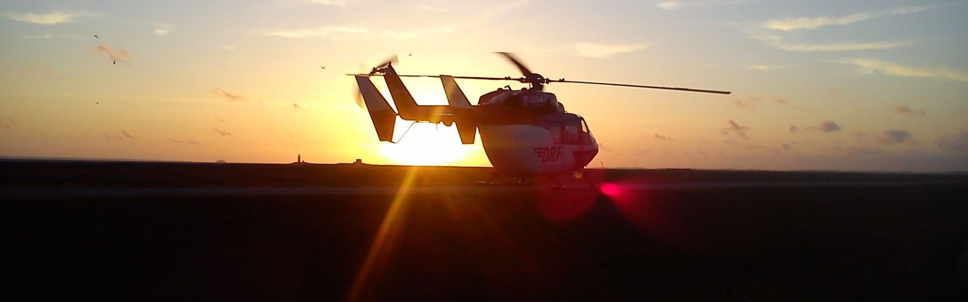 Hubschrauber auf Hallig Langeneß vor der Abendsonne