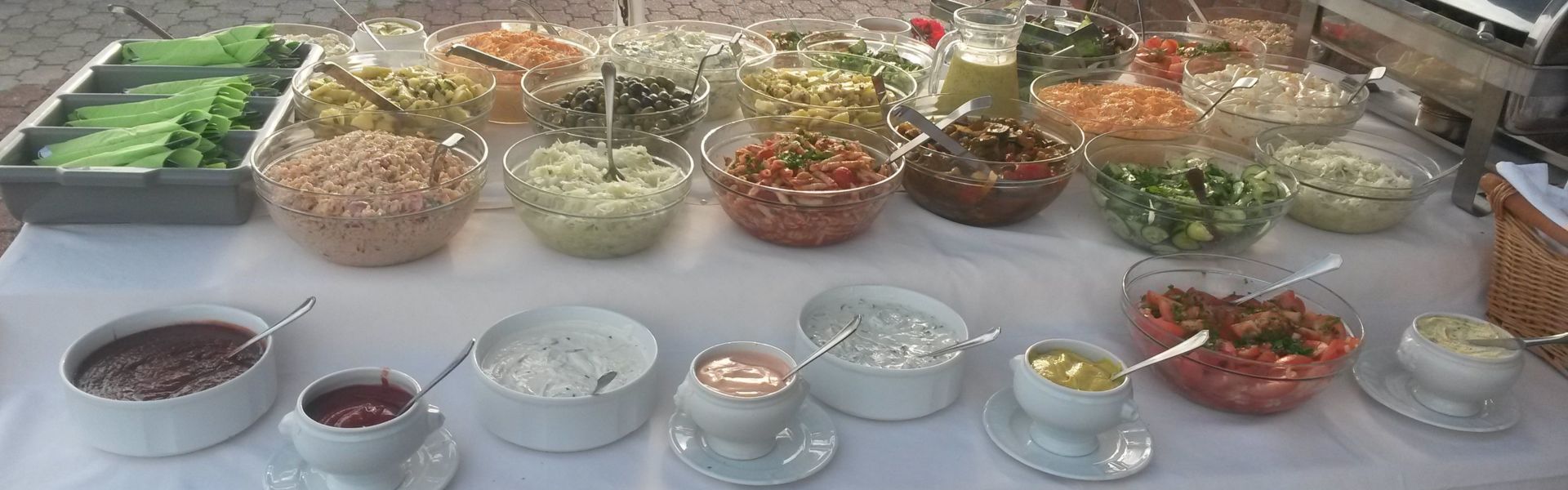 Buffet mit verschiedenen Salaten