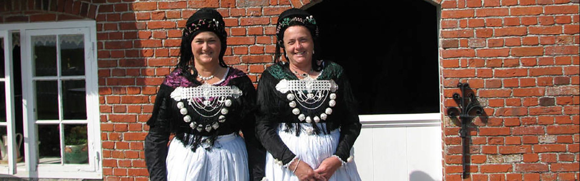 Zwei Halligfrauen in der traditionellen Tracht