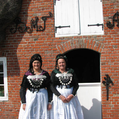 Zwei Halligfrauen in der traditionellen Tracht
